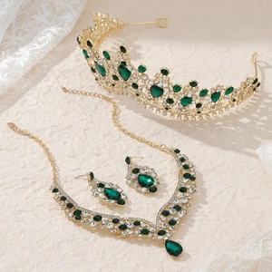 Dettaglio di un set di gioielli da sposa con cristalli verdi e finitura dorata