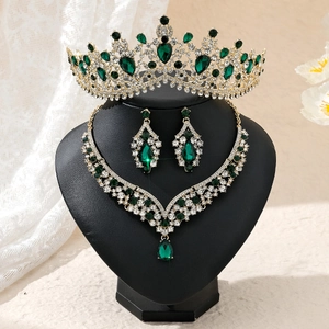 Dettaglio del set gioielli da sposa con pietre verde smeraldo e corona sul display