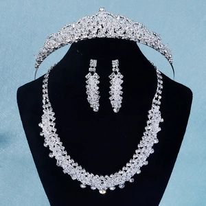Dettaglio del set di gioielli da sposa con cristalli su espositore di velluto