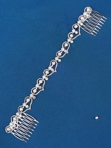 Detail view of the silver heart bridal hair comb with sparkling rhinestones and soft chain