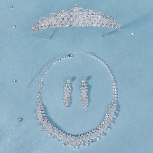 Vista dettagliata del set di gioielli da sposa con strass scintillanti su sfondo blu