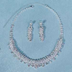 Dettaglio del set gioielli da sposa con collana di cristalli e orecchini a goccia coordinati