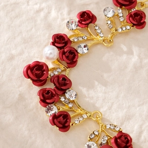 Vintage Brautschmuck-Set mit roten Rosen und Kristallen auf einer Goldlegierung