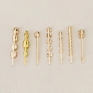 Detail view showing the golden alloy back clip structure of the 7-piece hair pin set