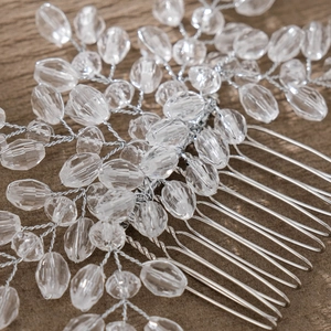 Dettaglio macro del pettine per capelli da sposa fatto a mano con perle di cristallo