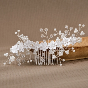Peigne à cheveux de mariée fait main avec fleurs blanches, perles et cristaux sur fil argent