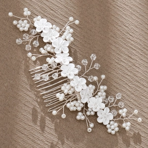 Détail d'un peigne à cheveux de mariée fait main avec fleurs en argile, perles et cristaux