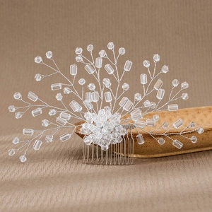 Dettaglio del pettine da sposa fatto a mano con perle di cristallo su un piatto di ceramica