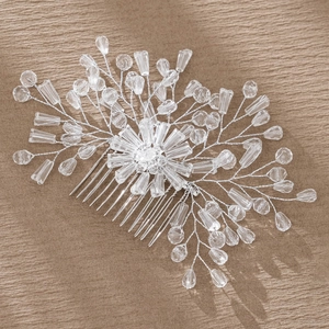 Dettaglio del pettine da sposa argento con perle di cristallo e design a filo radiante