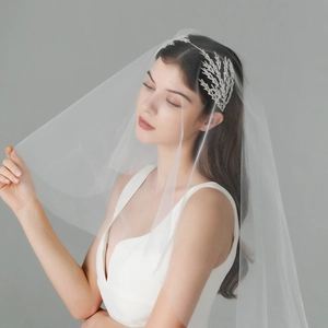 Serre-tête de mariée de luxe avec feuilles de cristal argenté et long voile blanc élégant
