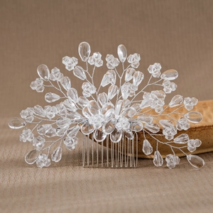 Dettaglio del pettine per capelli da sposa fatto a mano con perle e cristalli lucidi