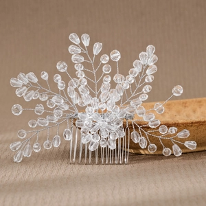 Dettaglio del pettine da sposa intrecciato a mano con perle e grappoli di cristallo