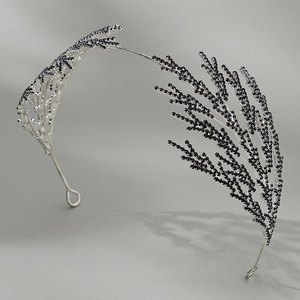 Détails de la tiare de mariée en corail argenté ornée de strass noirs et finitions élégantes