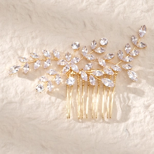 Dettaglio macro del pettine da sposa dorato con fiori scintillanti in zircone cubico