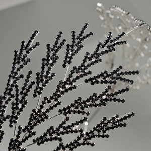 Détail macro du diadème branche argentée avec strass noirs pour un style gothique