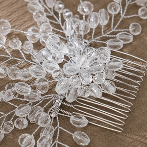 Dettaglio macro del pettine per capelli sposa fatto a mano con fili d'argento e cristalli