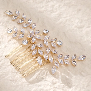 Vista macro di pettine per capelli da sposa dorato con zirconi marquise scintillanti