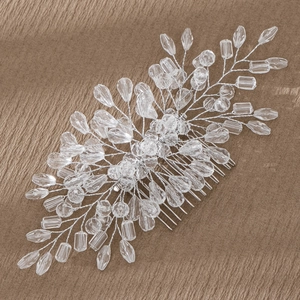 Dettaglio del pettine da sposa argento con perle di cristallo e rami in filo metallico