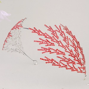 Couronne de mariée élégante en métal argenté avec design corail et strass rouges brillants