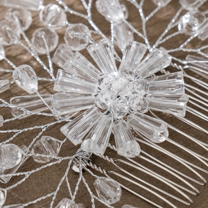 Pettine per capelli da sposa fatto a mano con filo d'argento e perline di cristallo