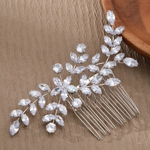 Pettine per capelli da sposa con zirconi scintillanti su fondo in legno scuro