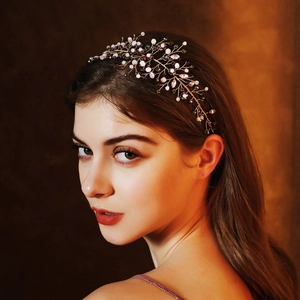 Detail eines handgefertigten Braut-Stirnbands mit lila Kristallen und Golddraht