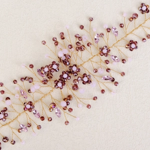 Eleganter Braut-Haarschmuck mit lila Kristallen und goldenem Blumendraht für Hochzeiten