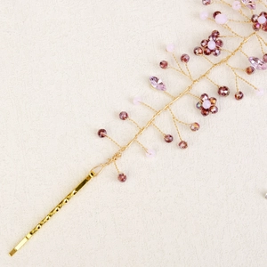 Handgefertigtes goldenes Brautstirnband mit lila und rosa Kristallblättern und Blumen
