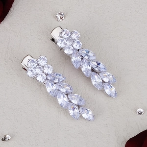 Détail de barrettes à fleurs étincelantes avec zircons marquise et finition argent