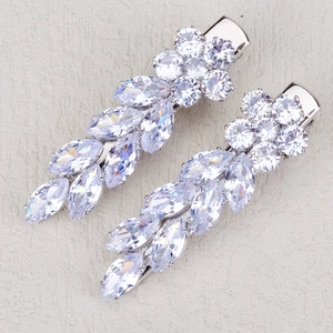 Détail de barrettes en métal argenté avec zircons en forme de feuilles et fleurs de luxe
