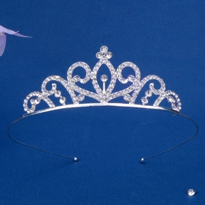 Cerchietto corona da principessa in argento con strass a cuore su sfondo blu scuro