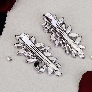 Vue macro détaillée des barrettes à feuilles argentées avec strass et pince crocodile