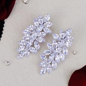 Gros plan détaillé de la barrette de luxe avec des zircons taille marquise et métal argenté