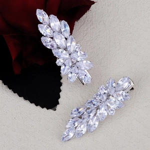 Détails des barrettes feuilles en métal argenté avec pierres de zircone brillantes