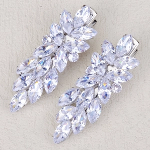 Vue macro détaillée de barrettes à cheveux étincelantes en zircone et métal argenté