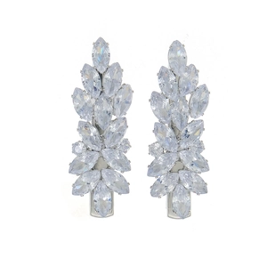 Détail des plumes en zircons marquise sur les pinces à cheveux argentées en métal