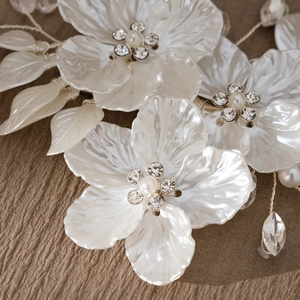 Barrette de mariée exquise avec fleurs nacrées blanches, perles et strass en cristal