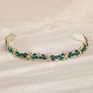 Serre-tête de mariée fait main avec cristaux vert émeraude et ruban en soie blanc