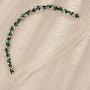 Ceinture de mariée élégante avec strass vert émeraude et blancs sur ruban de mousseline