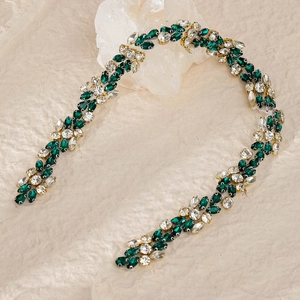 Détail de la ceinture de mariée style vigne avec cristaux verts sur pierre