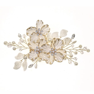 Barrette de mariée faite main avec fleurs perlées blanches et feuilles dorées sur blanc