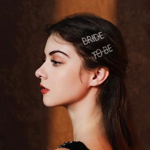 Détails des barrettes en strass BRIDE et TO BE en argent pour coiffure de mariée chic