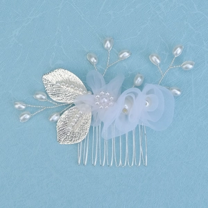 Détail de feuilles en alliage argenté et fleurs en mousseline sur un peigne à cheveux