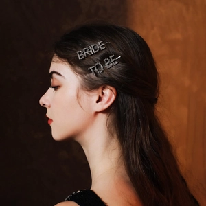 Gros plan sur les barrettes en strass BRIDE TO BE portées sur le côté par un modèle