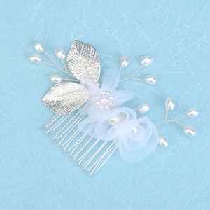 Peigne à cheveux fait main avec fleurs en tissu, feuilles argentées et perles de mariée