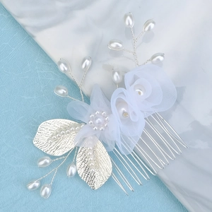 Peigne à cheveux de mariée élégant avec fleurs en résille blanches, feuilles et perles