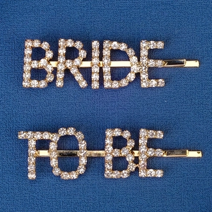 Lot de barrettes dorées BRIDE TO BE avec strass pour accessoires de mariage sur fond bleu