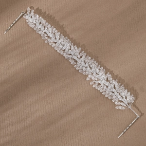 Vue détaillée d'un bandeau de mariée en cristal fait main avec perles en forme de goutte