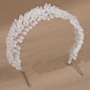 Vue détaillée du bandeau de mariée avec perles en cristal et pinces en argent massif
