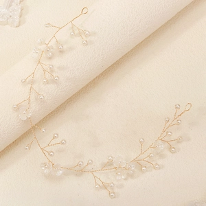 Handgemaakte bruidshaarrank met witte parels en matte bloemen op goudkleurig draad